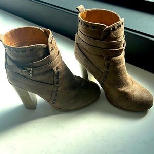 VENUS: brown suede-like ankle booties, size 8